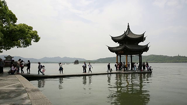 中国杭州西湖上的亭子视频素材