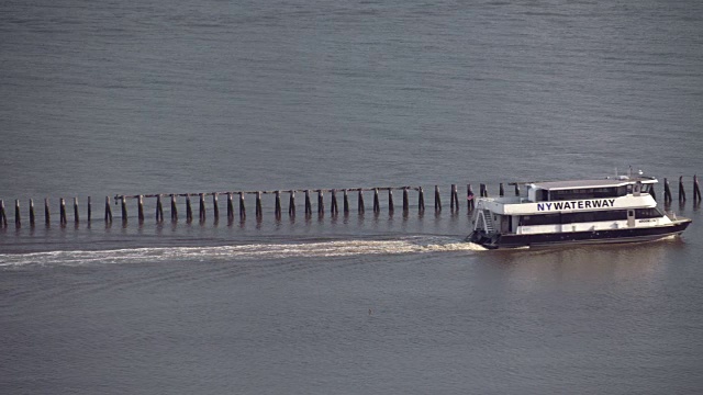 一艘纽约水路渡轮离开哈德逊河的渡轮码头。视频素材