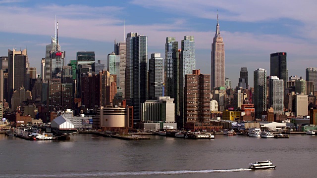 纽约水路渡船穿过哈德逊河，后面是曼哈顿天际线。视频素材