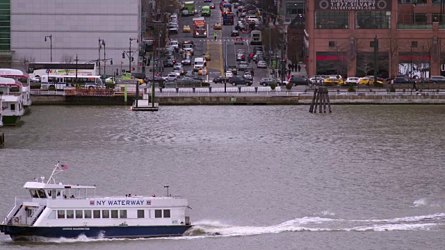 纽约水路渡船穿过哈德逊河从曼哈顿到新泽西。视频素材