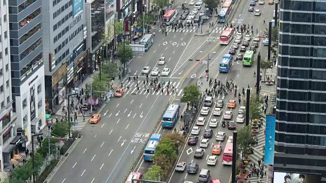 Gangnamdaero路的交通和行人过马路视频素材