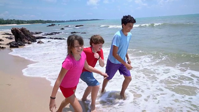 WS慢动作孩子们在海滩上奔跑视频下载