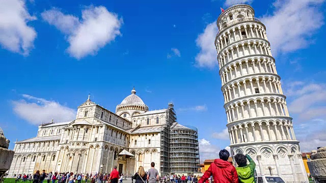 大约2015年3月，意大利，比萨大教堂，洗礼堂和比萨斜塔，游客们在白天走在街上视频下载