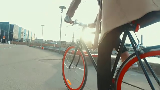 在夕阳下骑着自行车视频素材