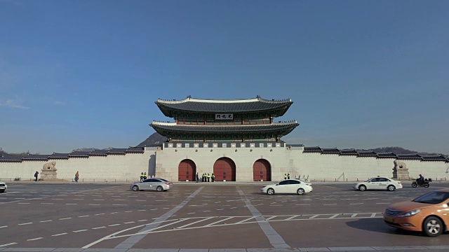 Gwanghwamun (gyeongbok贡宫正门)前经过的车辆视频素材
