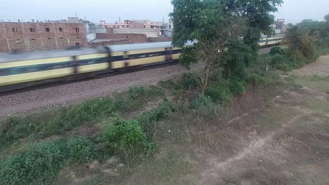 一列火车在铁轨上的航拍视频视频素材