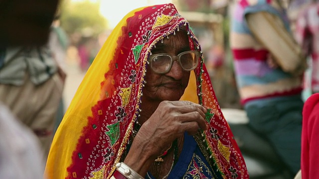 印度拉贾斯坦邦，普什卡，一名正在喝茶的拉贾斯坦邦妇女视频下载