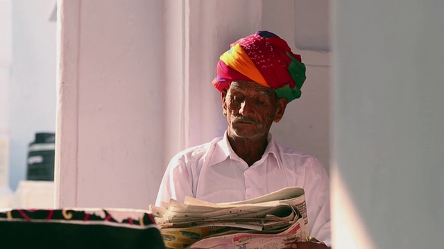 印度拉贾斯坦邦，普什卡，一名拉贾斯坦邦老人在看报纸视频下载