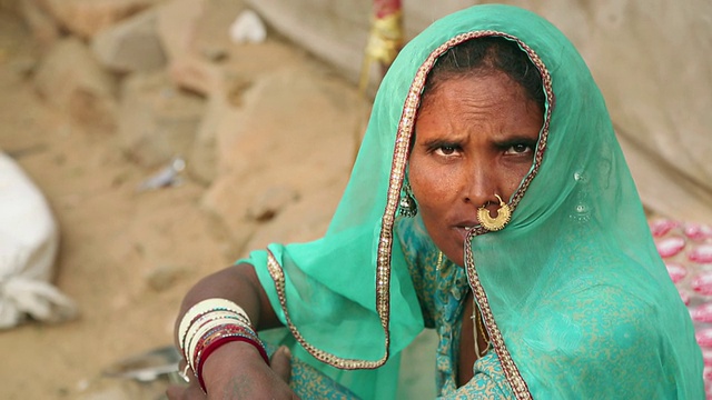 一个拉贾斯坦邦女人的肖像，普什卡，拉贾斯坦邦，印度视频下载