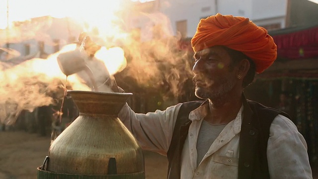 印度拉贾斯坦邦，普什卡，拉贾斯坦邦的一名成年男子正在泡茶视频下载