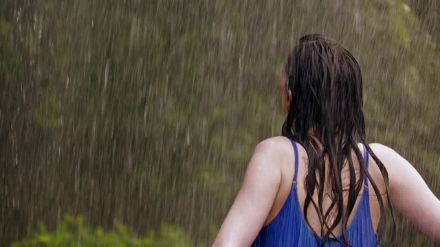 一个年轻女人在雨中洗澡的特写，德里，印度视频素材