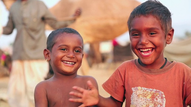 印度拉贾斯坦邦两个男孩鼓掌的照片视频下载