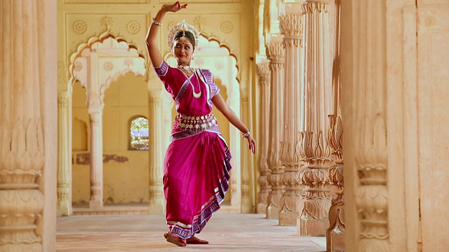 印度哈里亚纳邦巴拉巴格尔宫的奥迪西舞者视频素材