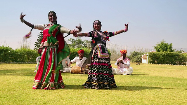 印度拉贾斯坦邦的民族舞者在传统音乐上表演视频下载