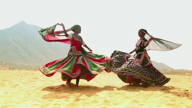 印度拉贾斯坦邦，两个女人在沙漠中跳舞视频下载
