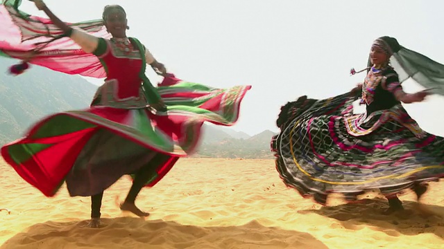 印度拉贾斯坦邦，两个女人在沙漠中跳舞视频下载
