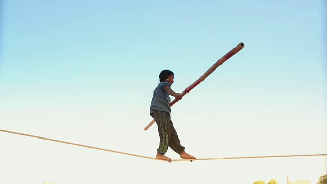 印度拉贾斯坦邦，普什卡，一个走钢索的男孩视频下载