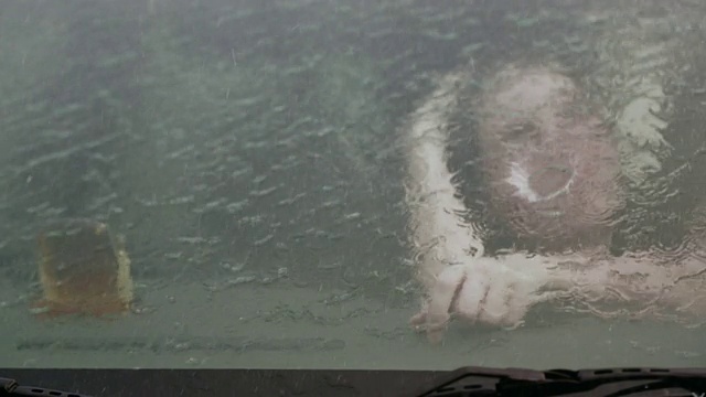 印度德里，雨季里，年轻女子坐在一辆车里视频素材