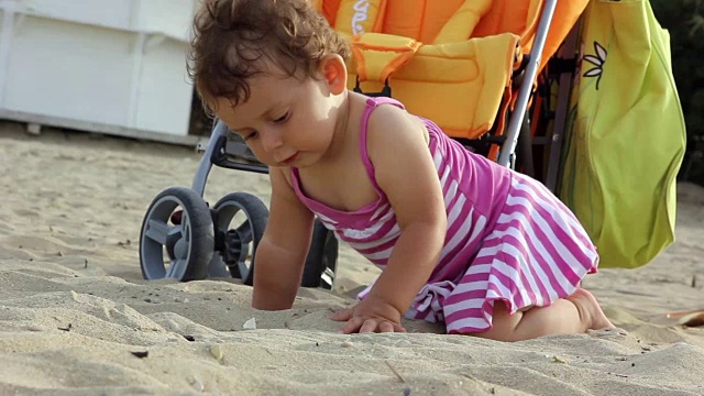 婴儿在海滩上爬视频素材