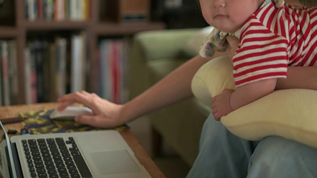 4K，妈妈和宝宝在用笔记本电脑。视频素材