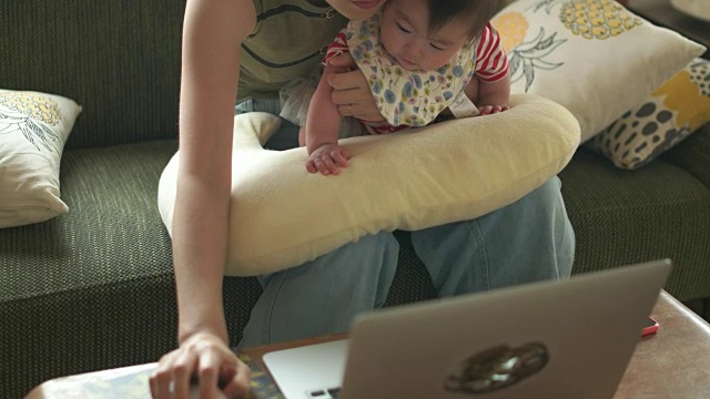 4K，妈妈和宝宝在用笔记本电脑。视频素材