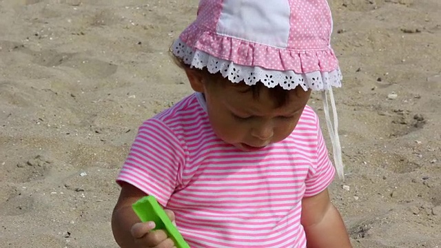 婴儿在沙滩上玩耍视频素材