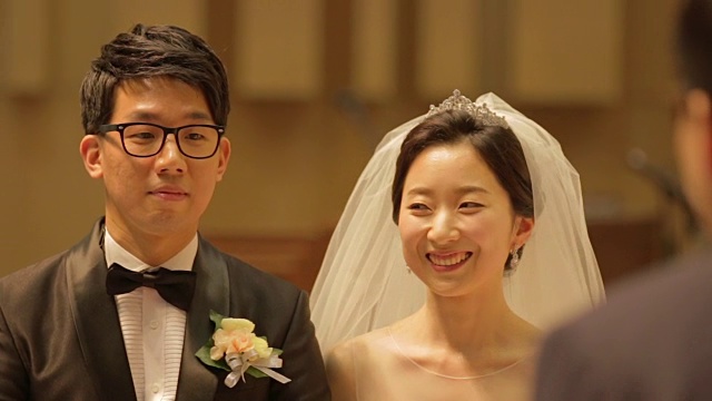 一对韩国新婚夫妇在某人面前微笑视频下载