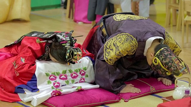 韩国传统新娘和新郎鞠躬(韩国婚后习俗称为Pyebaek)视频下载