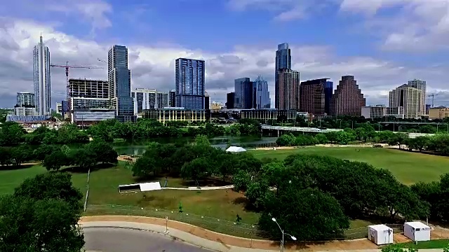 德克萨斯国旗飘扬在德克萨斯州首府奥斯汀，天际线城市景观视频素材