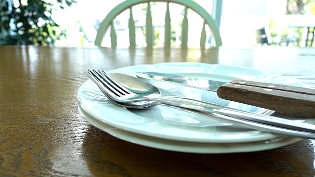 盘子，叉子，刀和勺子视频素材
