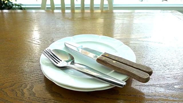 盘子，叉子，刀和勺子视频素材