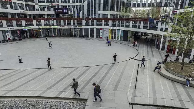 中国北京，时尚的年轻人在三里屯SOHO购物广场玩耍视频素材