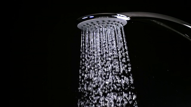 CU SLO MO黑色背景下淋浴喷头喷水的照片/法国诺曼底卡尔瓦多斯视频素材
