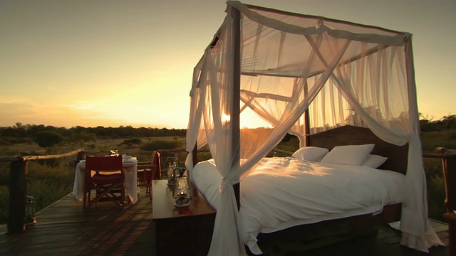 图为南非dulstroom / Mpumalanga彩虹谷户外木平台上的四张海帷床视频下载