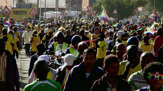 WS SLO MO南非豪登省约翰内斯堡街头的球迷视频下载