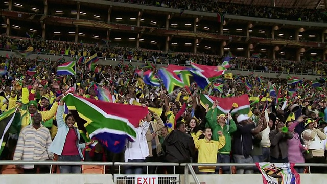 WS PAN南非球迷在足球城/约翰内斯堡，豪登省，南非的足球比赛视频素材