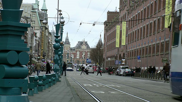 摄于荷兰阿姆斯特丹的有轨电车和行人视频素材