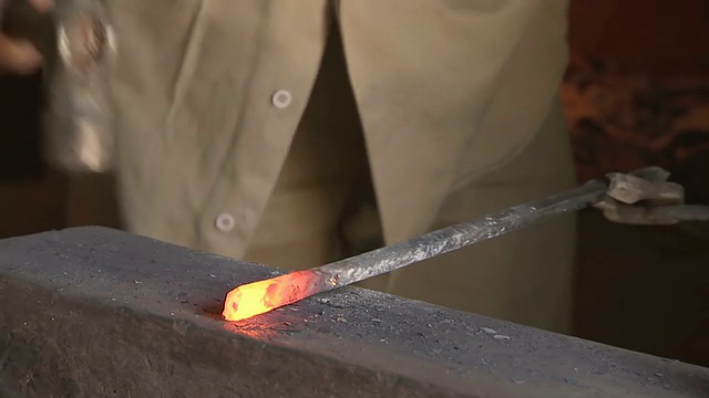 南非，西开普，CU工人在他的锻炉中处理炙热的金属视频素材