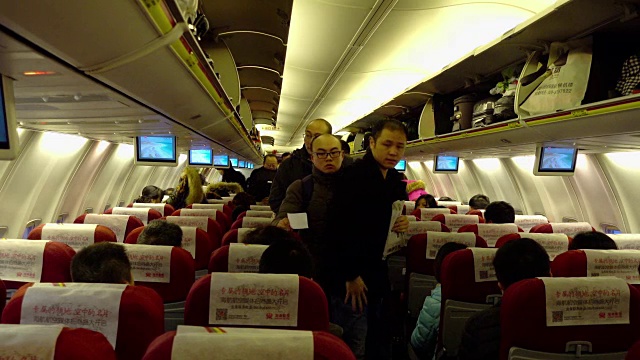乘客登机并找到座位视频素材