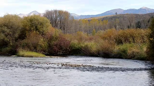 宁静的山河与秋天的颜色视频下载