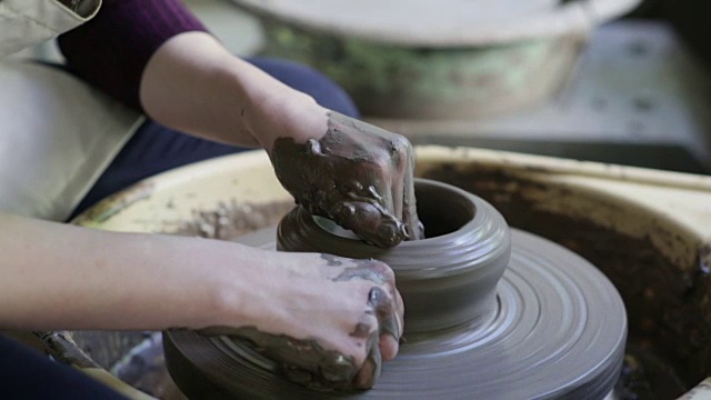 女人工作陶工视频素材