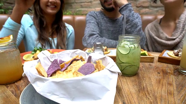 一群朋友在餐馆吃玉米片视频下载