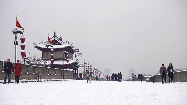 雪后西安古城墙上的游客/中国西安视频下载