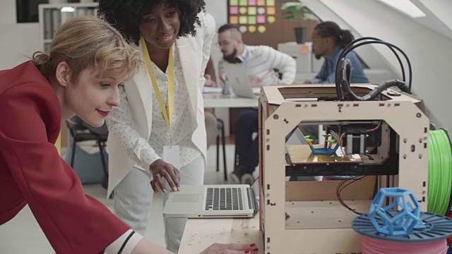 4K:使用3D打印机工作的女商人。视频素材