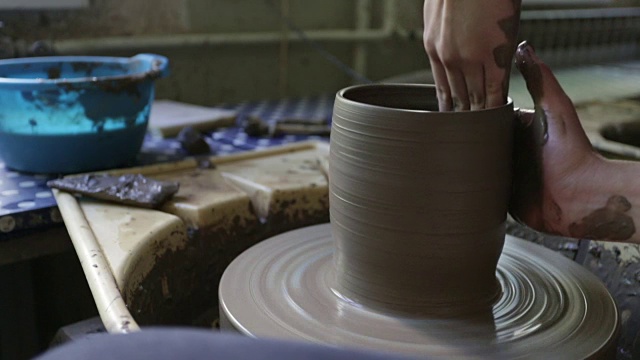 女人工作陶工视频素材