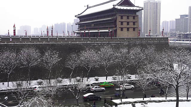 下雪后西安古城墙附近的路/中国西安视频下载