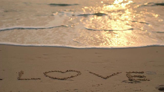 爱的文字写在沙滩与海浪的大海视频素材