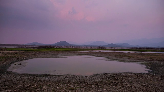 时间推移:旱季干湖附近的龟裂土地视频素材