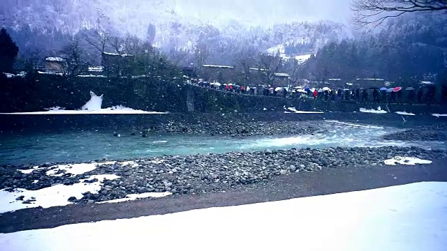 许多游客在雪中穿过吊桥视频下载