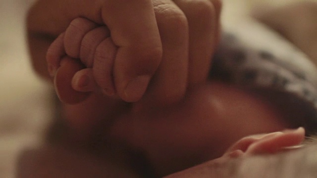 ECU妈妈牵着新宝宝的手视频下载